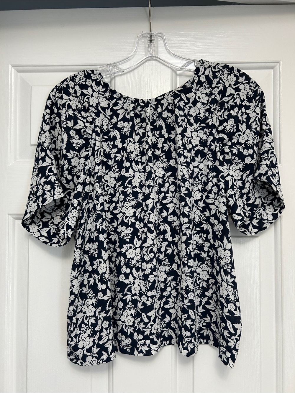 LOFT Navy and White Floral Puff Sleeve Blouse